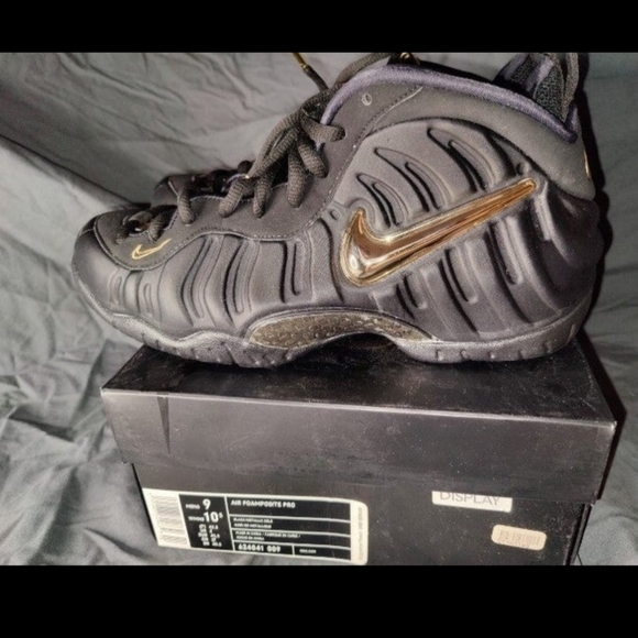 nike air foamposite black and gold